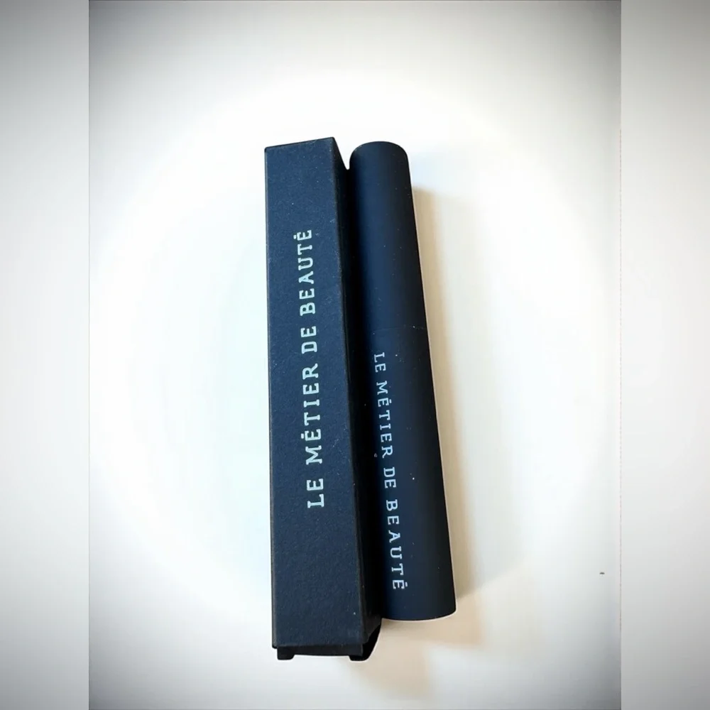 Le Métier de Beauté SMOKE Moisture Matte Lip Color. NEW IN BOX. Full Size.